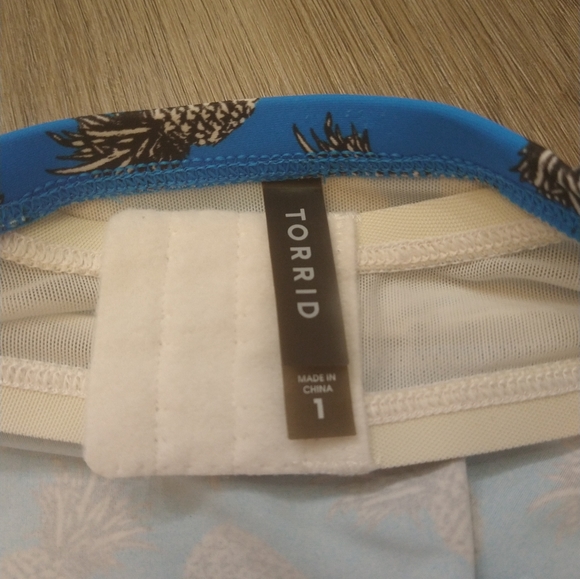 Torrid Blue Pineapple Print Strapless Underwire Bikini Top. Size 1 - Picture 4 of 4